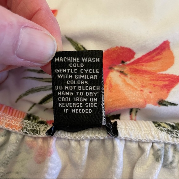 Rue 21 White Flowered Romper.  Size M - Picture 6 of 6